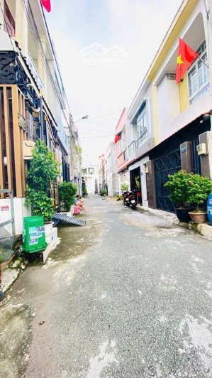 chủ gửi bán lô đất hẻm xe hơi dt 52m2 (4,2x12,5m)cách ql13 chỉ 300m thuộc p.hiệp bình phước giá4,5t