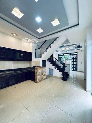 bán nhà hxh cách mạng tháng 8, p7 tân bình; 5x13m góc 2mt 5 tầng