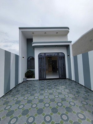 cô chú 7 lớn tuổi cần bán gấp nhà cấp( 4).3.pn 2.wc 425 (100m2)
giá _bán 2.tỷ 100tr tặng nội