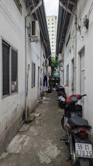 tôi chính chủ bán gấp dãy trọ giá 2 tỷ200 gồm 15 phòng - doanh thu 400tr/1năm - sổ hồng riêng