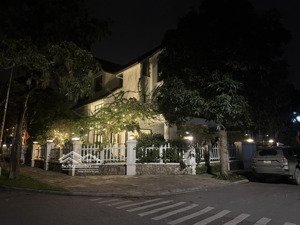 biệt thự đơn lập- hoa sữa- căn góc 607m2- 296 tỷ