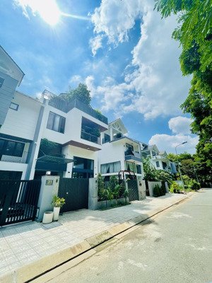 nhà view công viên - kdc gia hoà - 4 tầng mới đẹp - full nt cao cấp - tiện ở hoặc làm công ty