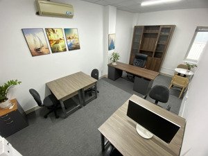 văn phòng 25m2 có cửa sổ sáng thoáng, đầy đủ nội thất, chỉ 7,1 triệu/tháng