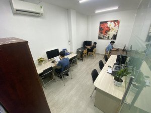 phòng kính yên tĩnh cho nhóm 10 người không gian sáng, làm việc thoải mái