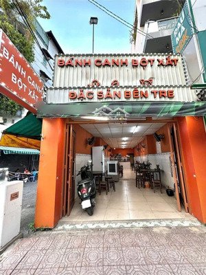 bán gấp nhà góc ngay 2 mặt tiền ngay chợ bình chánh, đang cho thuê 19 tr/tháng 5mx17m