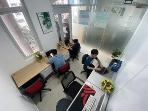 văn phòng 12m2 có ban công phù hợp nhóm 5 người, giá chỉ 4,5 triệu/tháng