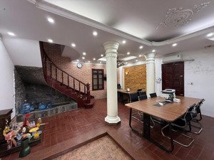 cho thuê nhà 74m*4 tầng, lô góc, núi trúc - kim mã, ba đình, giá 35 triệu.