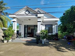 nhà vườn thoáng mát, rộng rãi với giá bán chỉ có 2 tỷ 6. địa chỉ: tân quý tây, bình chánh