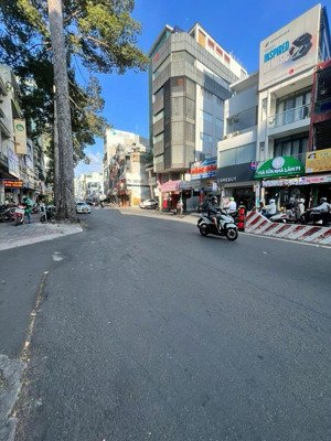 bán tòa nhà quận 1 dòng tiền 17.000$/tháng. giá 135 tỷ- lh0937921939