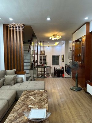 cho thuê nhà riêng 60m*4,5 tầng, full đồ đẹp, ngõ 9 nguyên hồng, ba đình, giá 25 triệu.