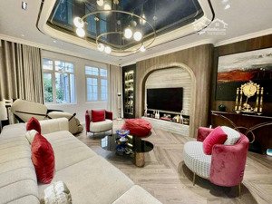 như 1 bức tranh - nhà hoàng cầu : 45m2 6 tầng - mặt tiền 5m - có thang máy - nhà đẹp quá.