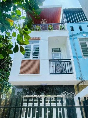 nhà 3 tầng hẻm oto 4m shr chi 2t