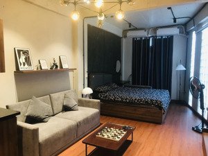 cho thuê căn hộ có ban công diện tích 45m2 mặt đường hàng bột gần lăng bác , văn miếu...