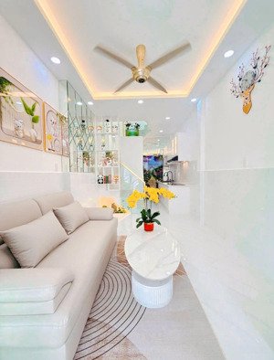 nhà mới đẹp mini ngay chợ vải phú thọ hoà, 1 trệt 2 lầu giá 3.5 tỷ