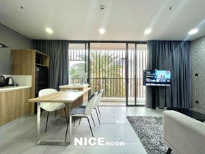 cho thuê căn hộ 1 phòng ngủ 50m2 gần học viện hàng không, ban công thoáng