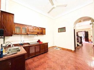 hiếm! nhà cũ ngã tư sở vị trí siêu đẹp, ô tô đỗ vào nhà, 4 tầng, 58m2x4mx13.9 đồng có thương lượng