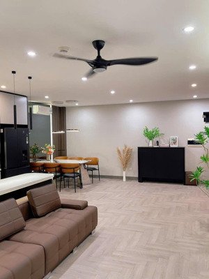 chủ nhà cần bán nhanh căn hộ toà flc cầu giấy dt : 116m3pn2vs - căn góc - slot ô tô - giá hợp lý