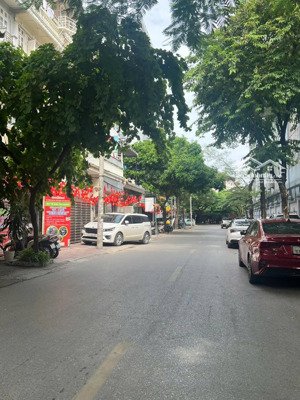 - hoàng quốc việt lô góc siêu thoáng - trước nhà ô tô tránh - vừa ở vừa cho thuê văn phòng - kinh d