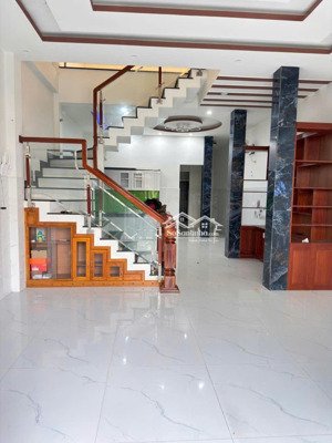 bán gấp nhà 2 tầng vị trí sạch đẹp, view biển, cách biển chỉ 100m, tiện ích xung quanh đầy đủ
