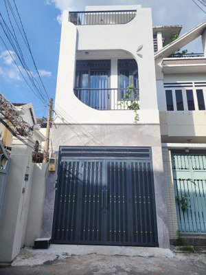 nhà đẹp mới tinh ở ngay, 1 trệt 2 lầu, hẻm xe hơi, oto ngủ trong nhà, sát chợ thủ đức 100m.