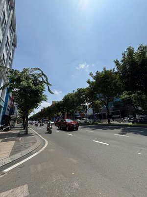 nhà hxh trường sơn khu sân bay tân bình. 10m x 28m. kvxd: hầm 7 tầng. thu nhập 300 triệu. giá 55 tỷ