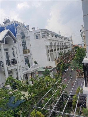 giảm600tr còn 5.x tỷ nhà đẹp 3 tầng 70m2(4x18), đường nhựa 8m, ,đs 8, bình tân .shr