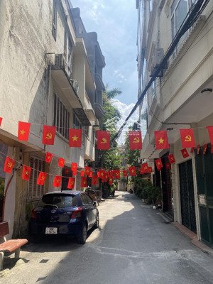 gia đình e cần bán nhà trường chinh - đống đa ngay sát ngã 4 sở. 35m2 4 ngủ ngõ ô tô đỗ cửa 10.5 tỷ