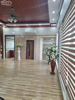 Cho thuê nhà có sân vườn + kho xưởng mặt phố Ngọc Thụy, Long Biên, HN. Dt 550m2