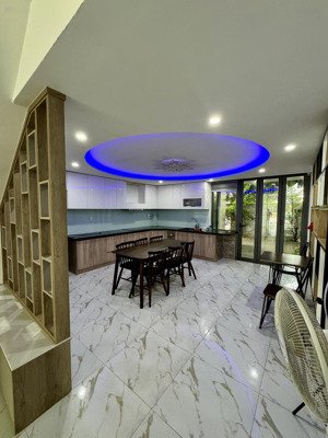 cho thuê căn 4 tầng mặt tiền đường mê linh đầy đủ nội thất vào ở luôn