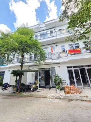 4.1 tỷ/ bán nhà 1 trệt 2 lầu hoàn công kdc gần vòng xoay an phú kdc u&i p.an phú tp.thuận an