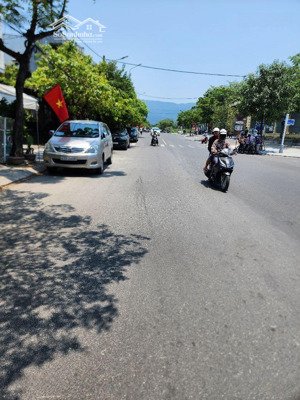 bán đất mt d.10m5 tt sơn trà-dt 84m2 ngang 9m-tặng nhà c4 xd chắc chắn, kd tất cả các loại hình dvu