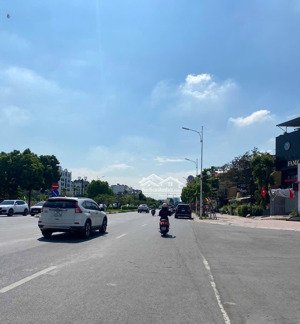 bán nhà 4.5 tầng dân xây - 1 nhà ra hồ sài đồng - ô tô vào nhà - ô tô dừng đỗ ngày đêm quanh hồ