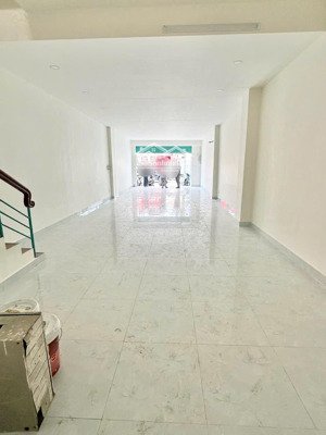 cho thuê nhà mặt tiền kd sầm uất thủ đức , trệt trống , phù hợp mở spa , thẩm mỹ , nha khoa,
