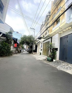 chuyển về quận10 cần bán- nhà 3tầng tặng nội thất- 95m2- cạnh phú mỹ hưng- trung tâm q7- nhỉnh 7tỷ