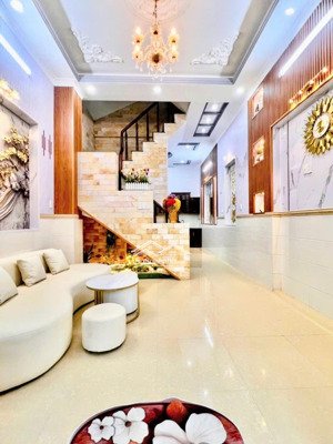 nhà mới xây 4x11m giá 2tỷ6 hẻm huỳnh tấn phát