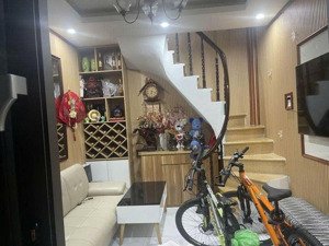 nhà riêng 73 hai bà trưng cho thuê 5 tầng 2 ngủ 10tr nhà đẹp vào ngay