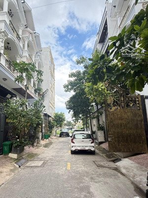 chủ gửi bán căn nhà phố 1 trệt 1 lửng 3 lầu ngay kđt vạn phúc ( dt đất 4,5x13m) giá 9,5 tỏi