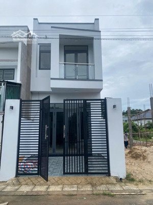 gấp, bớt 400tr ra nhanh căn nhà gần chợ hoàng gia, định hoà, tdm giá còn 2ty190, nhà sẵn