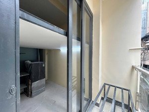 cho thuê căn hộ gác bancol new 100%, full nội thất, máy giặt riêng, rộng 30m2, ngay đại học kinh tế