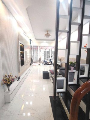 bán nhà xuân thủy- cầu giấy,50m2, lô góc 3 mặt thoáng,tặng nội thất,ô tô đỗ ,ngõ thông,kinh doanh