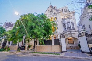 villas cho thuê 200tr/tháng - 7 phòng ngủ - hồ bơi - ngay ubnd quận 2 - nội thất siêu đẹp