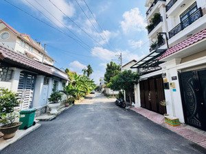 chính chủ bán nhà góc 2mt đường số 17 phạm văn đồng, cách tttm giga mall 300m, shr đường 10m