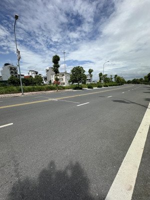 bán gấp đất đấu giá cự khối, 66m2, mt 5m, hướng hồ điều hoà 32ha. giá đầu tư !