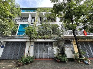 bán gấp nhà kđt ao sào vị trí đẹp gần sân chơi. vỉa hè rộng thoáng 70m 4 tầng 20 tỷ