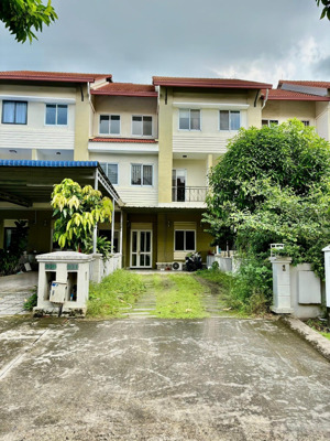 bán căn nhà đẹp biệt thự liền kế vườn tại the oasis kdc việt sing đang cho thuê 18 triệu tháng.