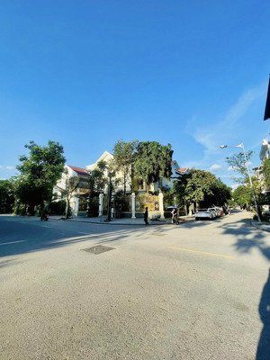 căn góc view vườn hoa duy nhất tại kđt văn phú , nay chủ cần thanh khoản gấp ( giá tốt nhỉnh 27tỷ)