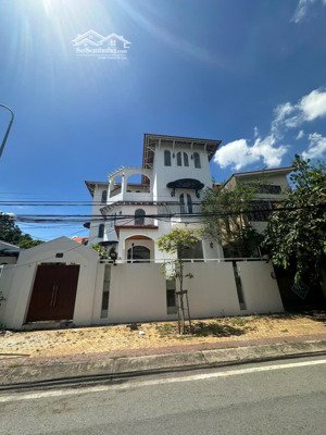 siêu villa mặt tiền quốc hương thảo điền, full nội thất cao cấp, thang máy, cực hiếm ( 12x30m2 ).