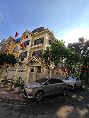 biệt thự mỹ đình 143m nhà đẹp, chủ cần bán gấp giá tốt nhất khu vực vị trí trung tâ