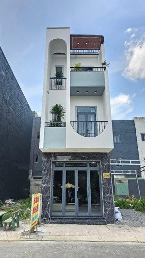 bán nhà 3 tầng đường duy tân p15 phú nhuận tặng full nội thất. dt :102m2 còn hđ thuê 15 triệu/tháng