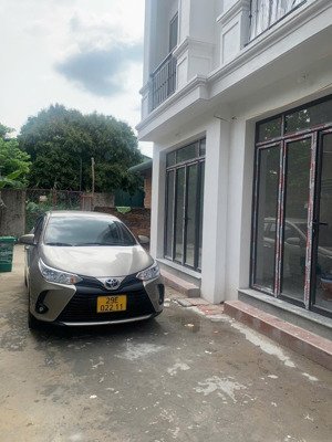 tầm hơn 4 tỉ thì căn này đẹp nhất rồi!! cách 1 nhà ra đường ô tô dừng đỗ. nội thất có sẵn. ngõ rộng